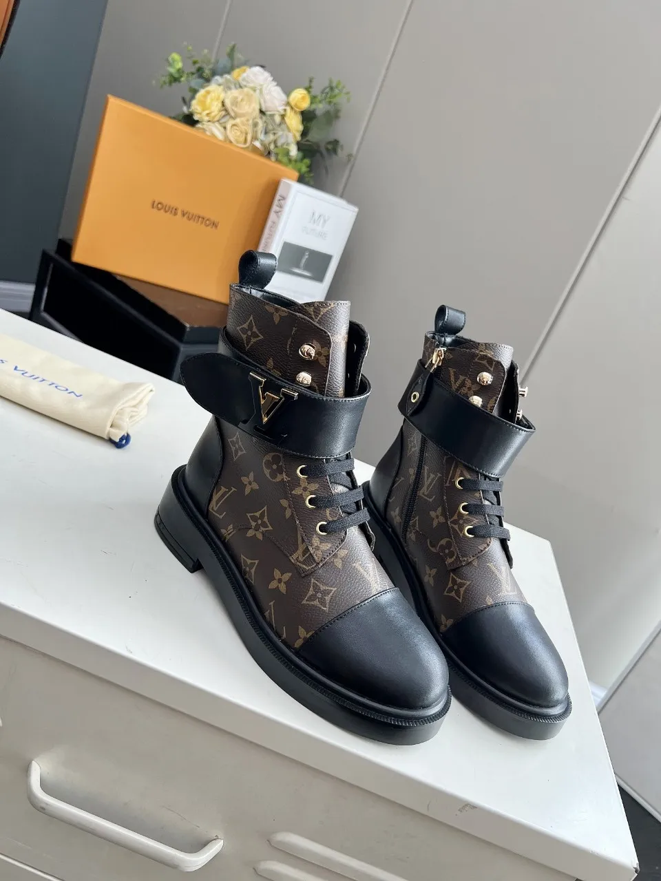 👟👟Ex-factory price 520👟👟 The cabinet is in sync with the high-end product quality of LV and Louis Vuitton. It is a hot model that has been out of stock many times through purchasing. The upper is hollow and carved, and it is dazzling. The fabric is made of imported calfskin. Sheepskin lining, sheepskin foot pads, original molded outsole. It looks great on your feet and is super cool! The real thing is more beautiful. Sizes 35-40 and 41 can be customized, new colors will be updated gradually